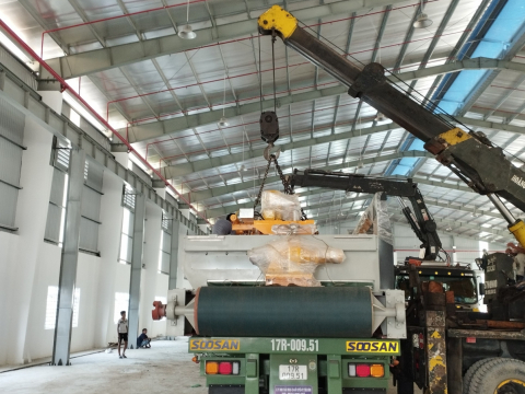 Cẩu máy sản xuất đá hoa cương nặng 35 tấn tại công ty Area Stone (2023)