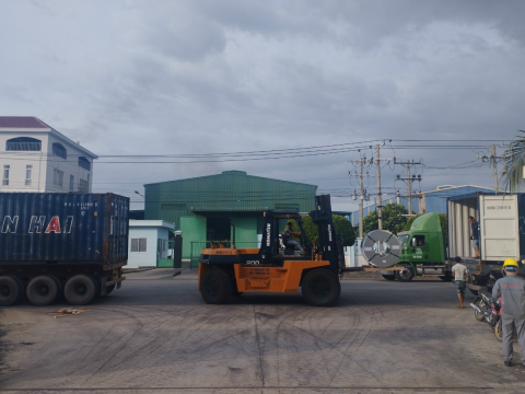 Rút container sắt thép tại Đức Hòa