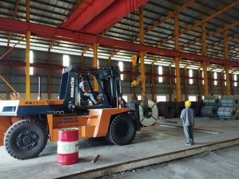 Rút container sắt thép tại Đức Hòa