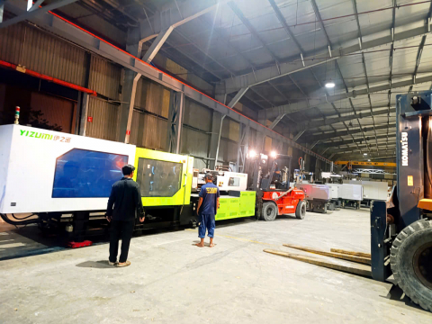 Nâng hạ Máy ép nhựa YIZUMI - Đức Hòa - Tây Ninh