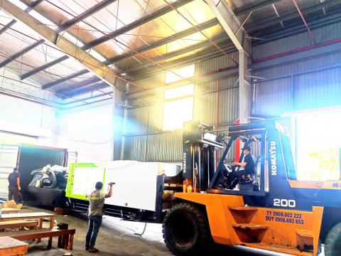 Nâng hạ Máy ép nhựa YIZUMI - Đức Hòa - Tây Ninh