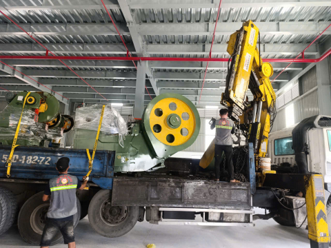 Nâng Cẩu máy đột - Đức Hòa - Tây Ninh